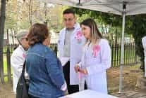 meme kanseri icin pembe cicekler toprakla bulustu