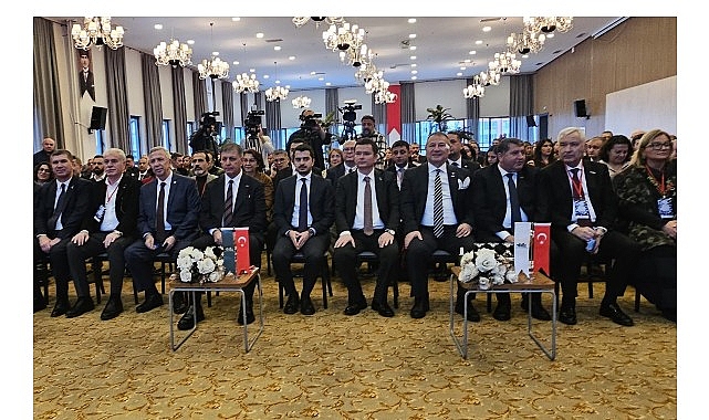 Başkan Aydın Afetlere Dirençli Kentler Paneli’ne Katıldı 1 baskan aydin afetlere direncli kentler paneline katildi