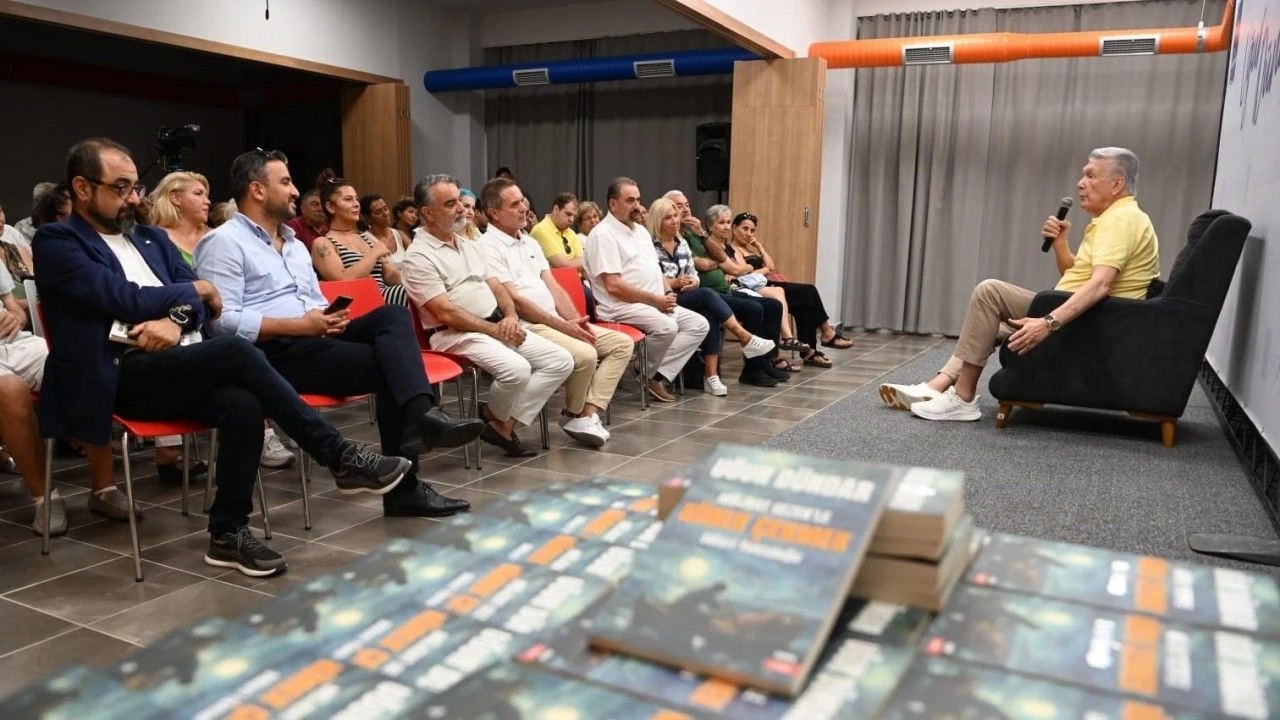Uğur Dündar Kuşadası’nda Kitapseverlerle Buluştu 1 gazeteci ugur dundar kusadasinda sevenleriyle bulustu