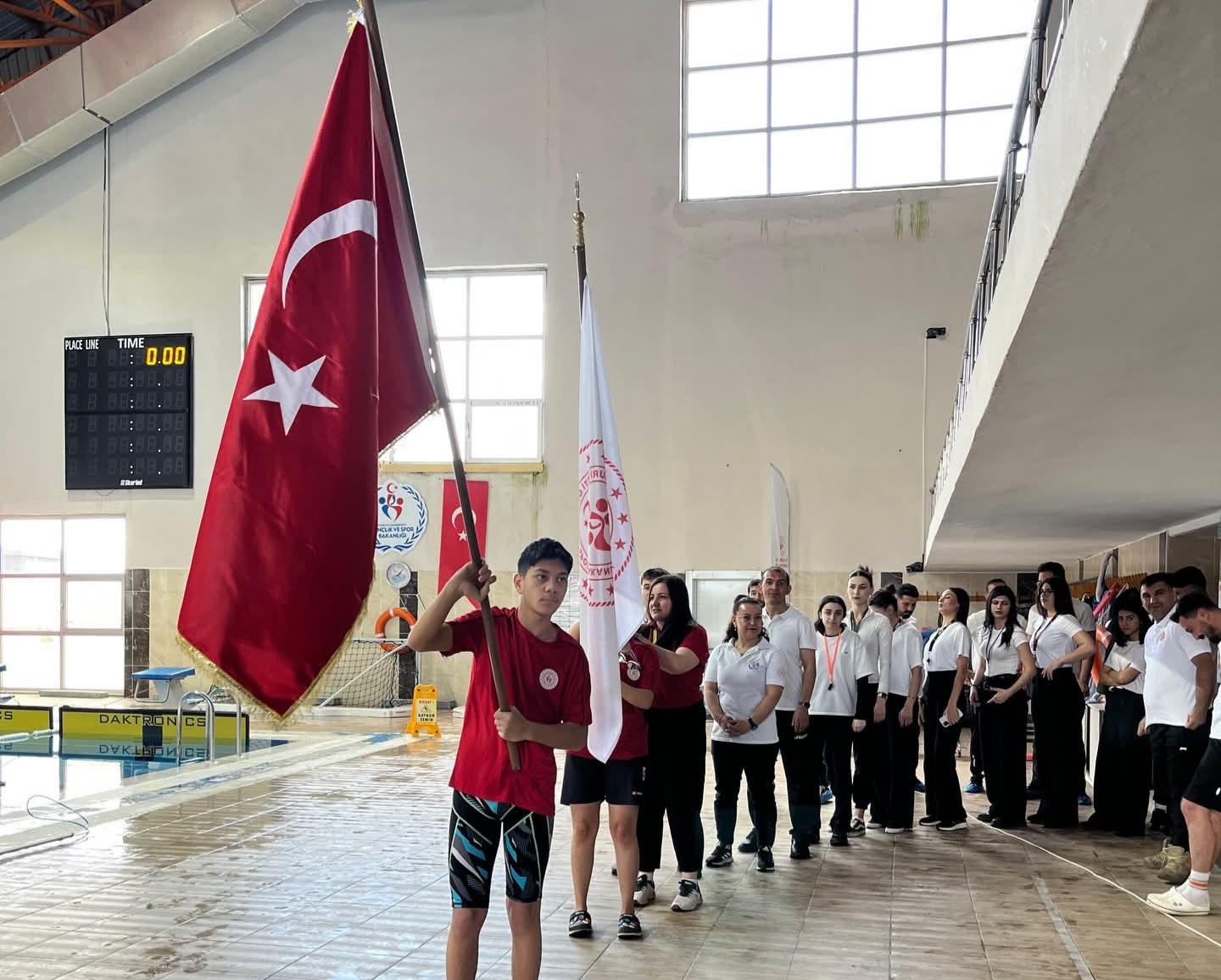Kars’ta 23 Nisan coşkusu havuzda yaşandı: yüzme il birinciliği tamamlandı 1 38 5