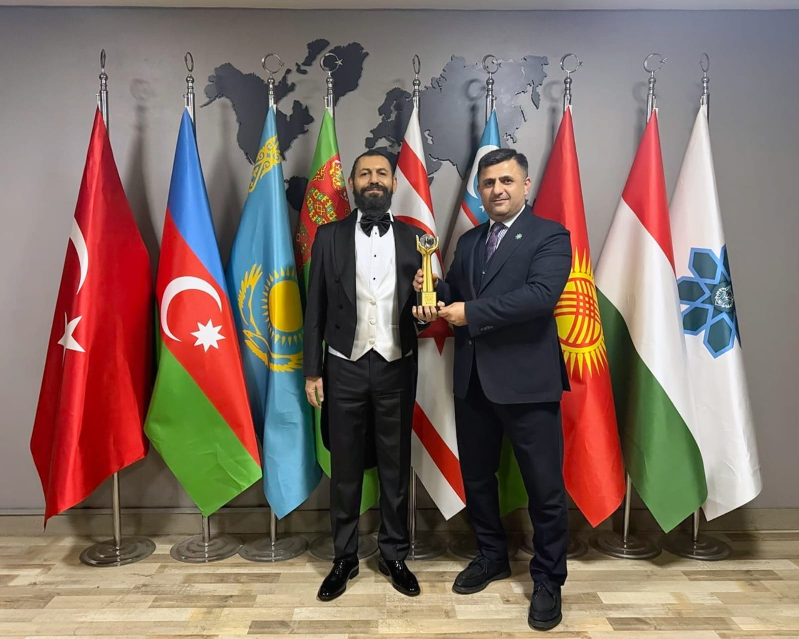 Dünyaca Ünlü Yazar Akif Manaf’a Küresel Bilinç ve Barış Ödülü Verildi 1 69d4d06161b00 grsel20260407123441039