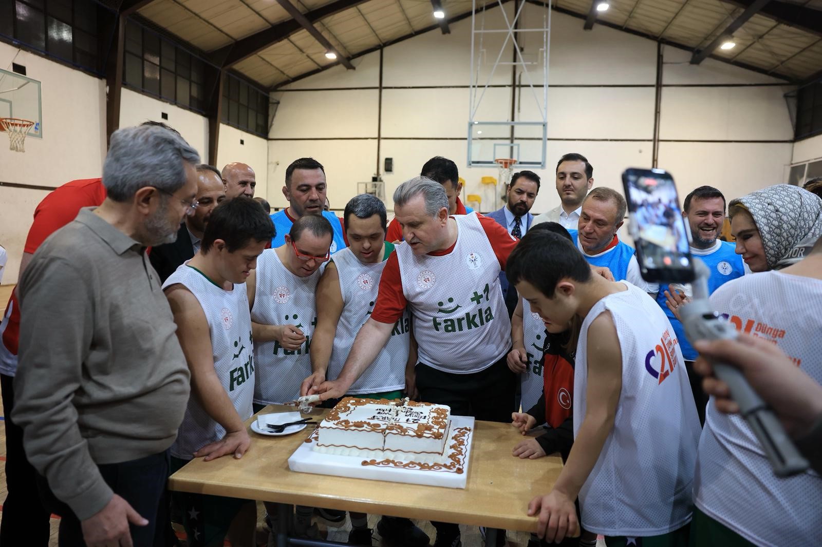 BAKAN BAK DOWN SENDROMLU SPORCULARLA MA 1250150 371961