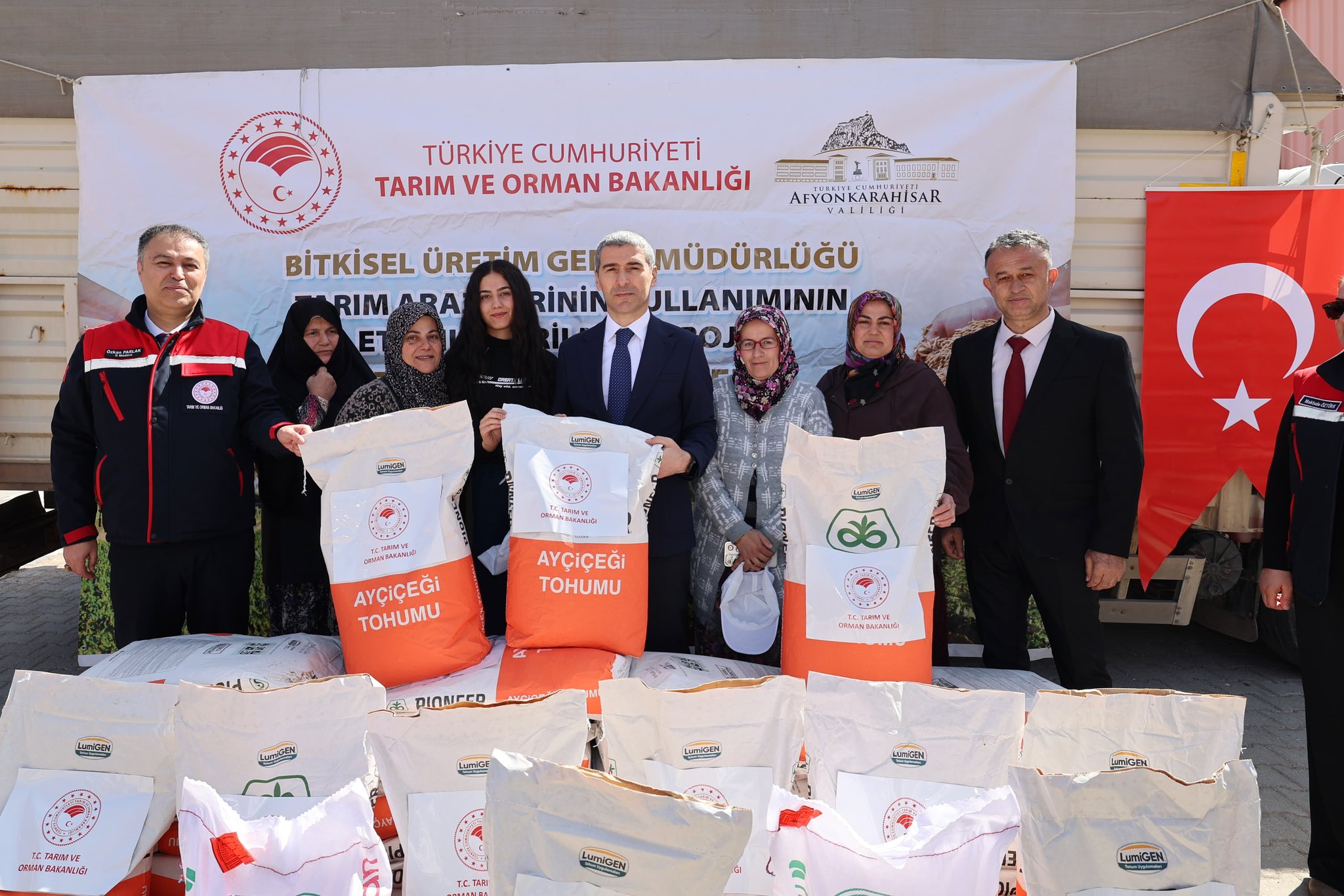 Afyonkarahisar’da Üreticilere Tohum Desteği: Vali Aktaş Anıtkaya Köyü’nde Çiftçilerle Buluştu 1