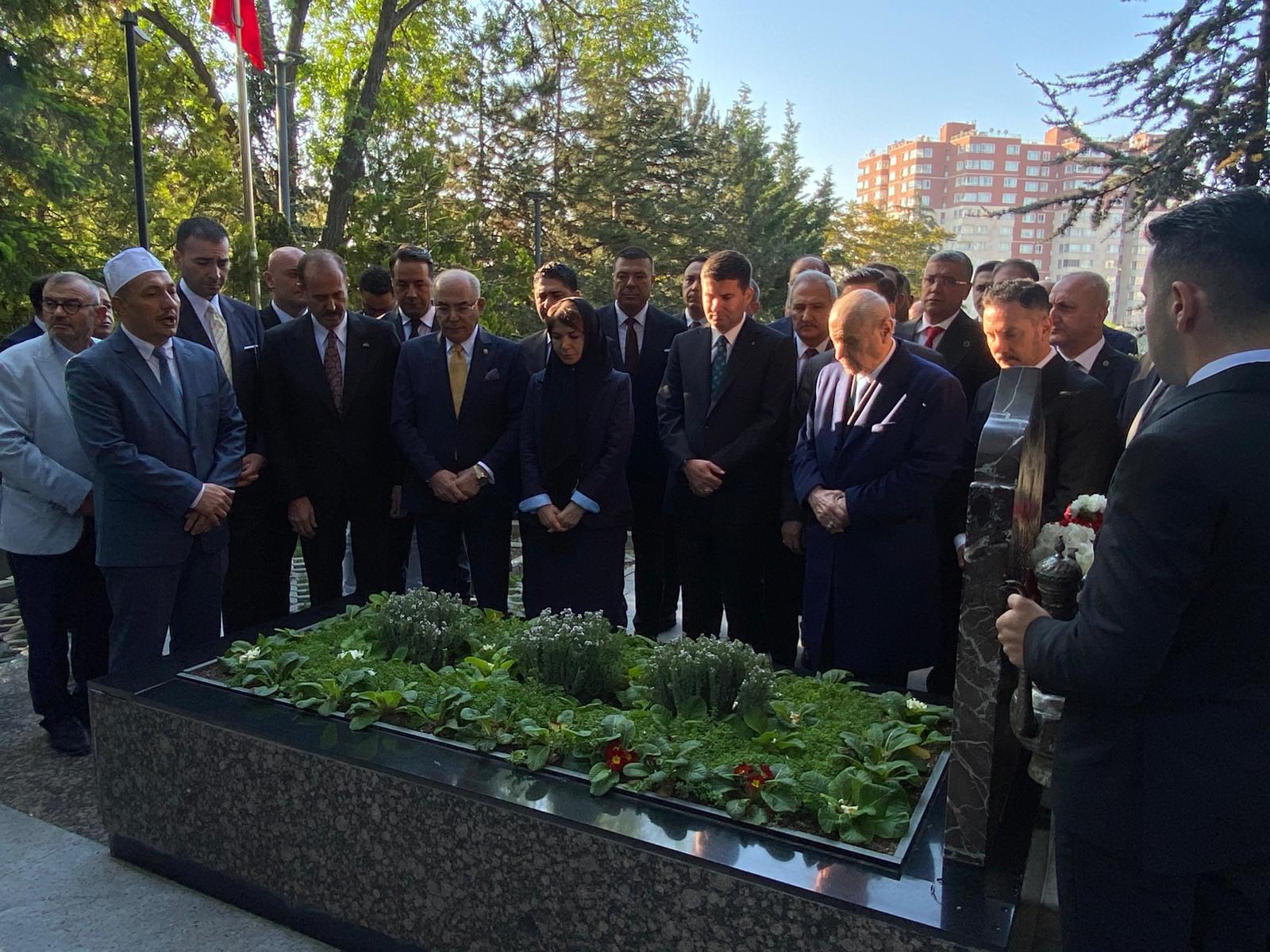 BAHCELI TURKESIN MEZARINI ZIYARET ETTI 1333118 396071