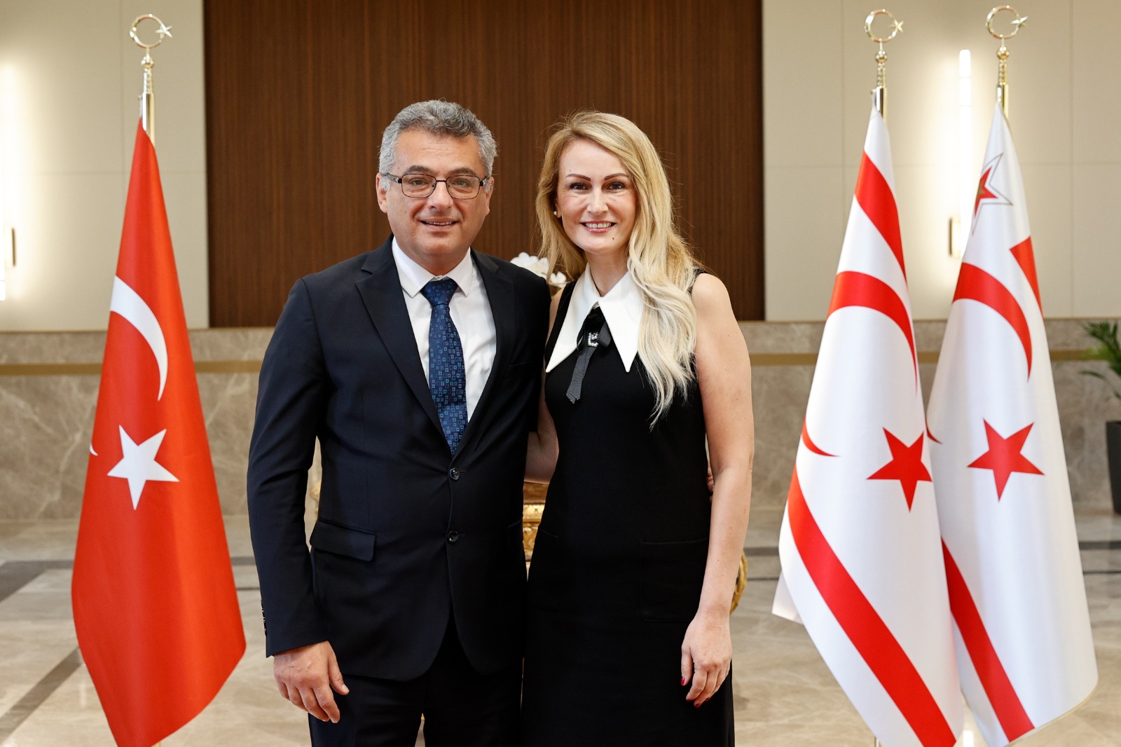 KKTC Cumhurbaşkanı Erhürman Ve Eşi Vatandaşlarla Bayramlaştı: Birlik Ve Beraberlik Mesajları Ön Plana Çıktı 1 KKTC CUMHURBASKANI TUFAN ERHURMAN VATAND 1334001 396320