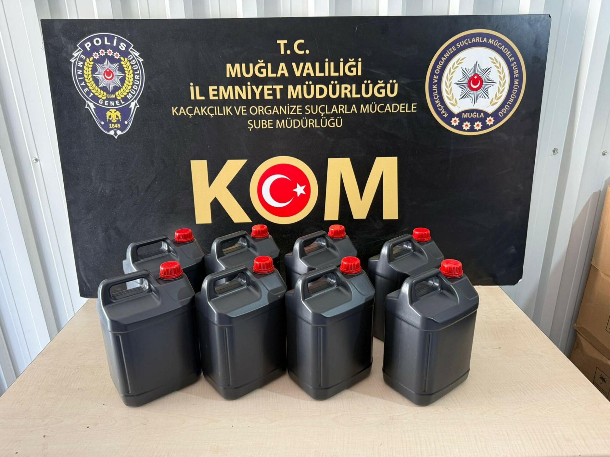 Muğla’da Dev Sahte İçki Operasyonu: 7 İlçede 475 Litre Etil Alkol Ele Geçirildi 1 MUGLADA 475 LITRE ETIL ALKOL ELE GECIRI 1328075 394533 scaled