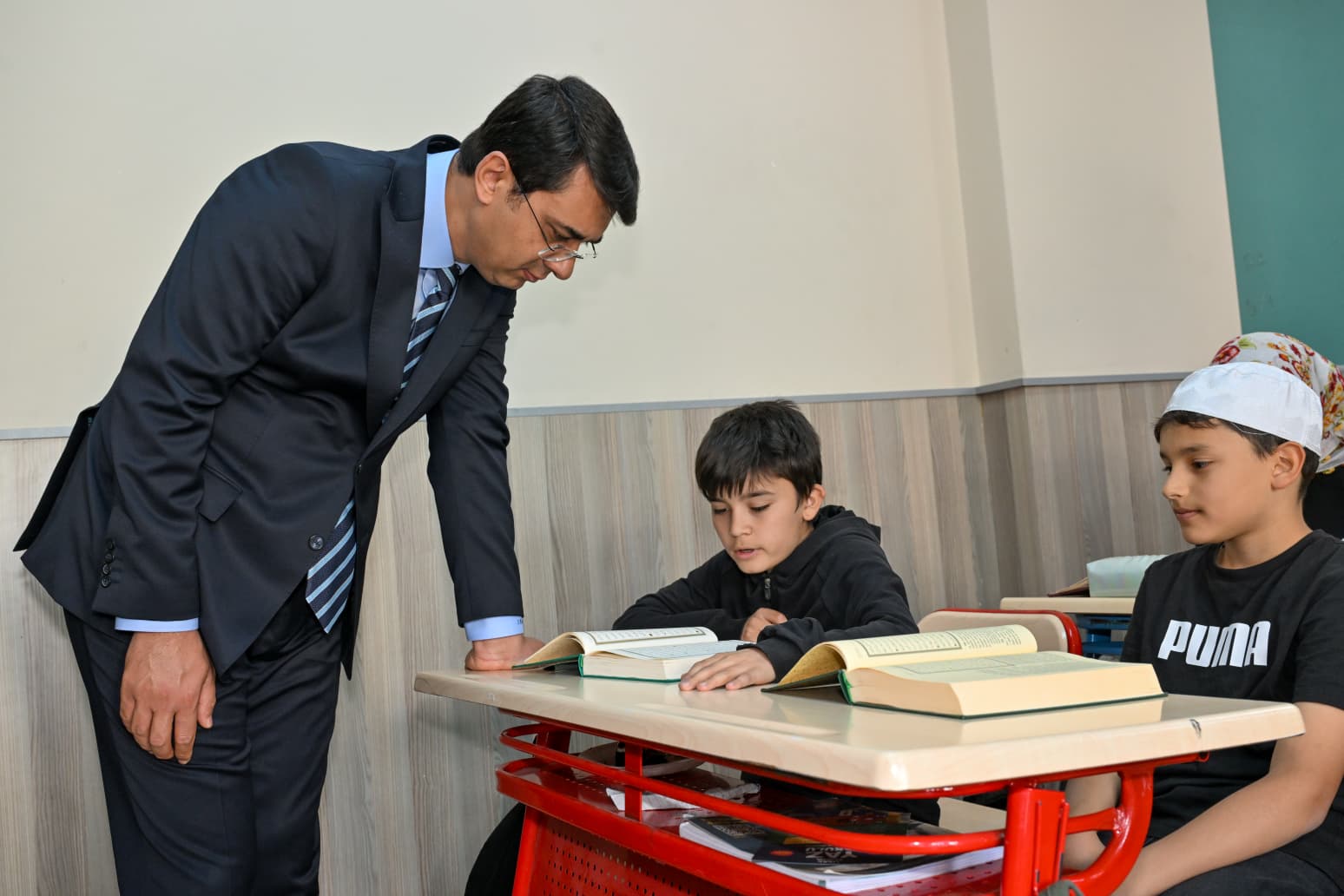 Uşak’ta Eğitime Anlamlı Dokunuş: Vali Serdar Kartal Stantları Gezdi 1 WhatsApp Image 2026 05 22 at 16.44.33