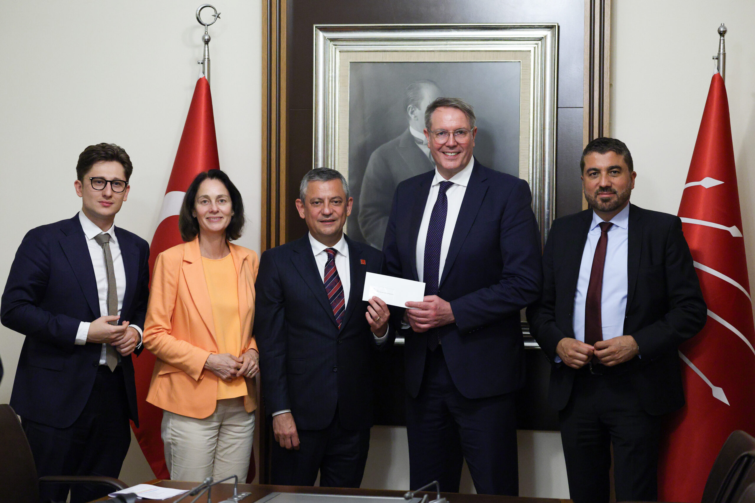 OZGUR OZEL ALMANYA SOSYAL DEMOKRAT PART 1345682 399656 scaled