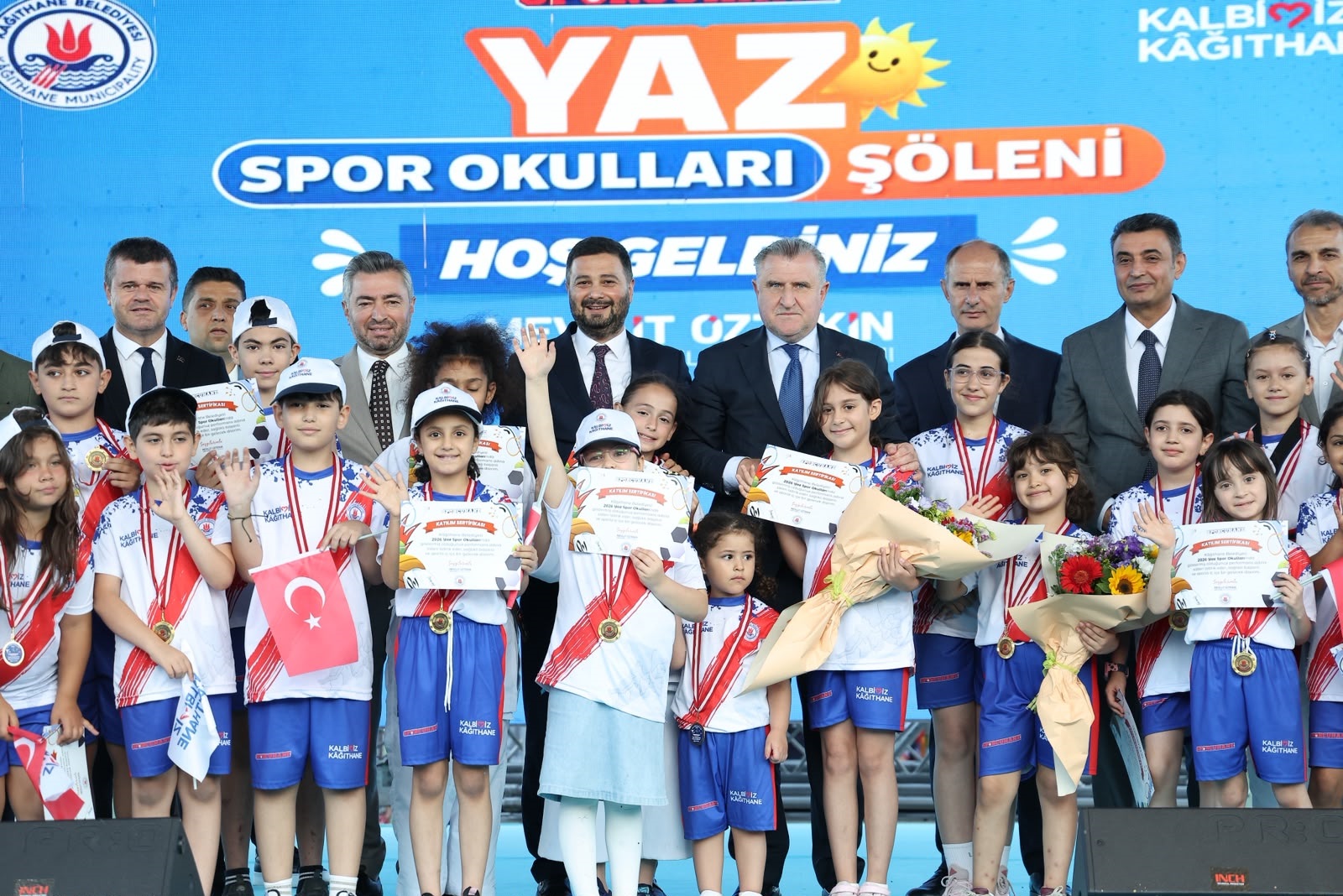 Kağıthane’de Yaz Spor Okulları Şöleni Coşkuyla Gerçekleştirildi 1 BAKAN BAK KAGITHANE YAZ SPOR OKULLARI S 1437000 427247