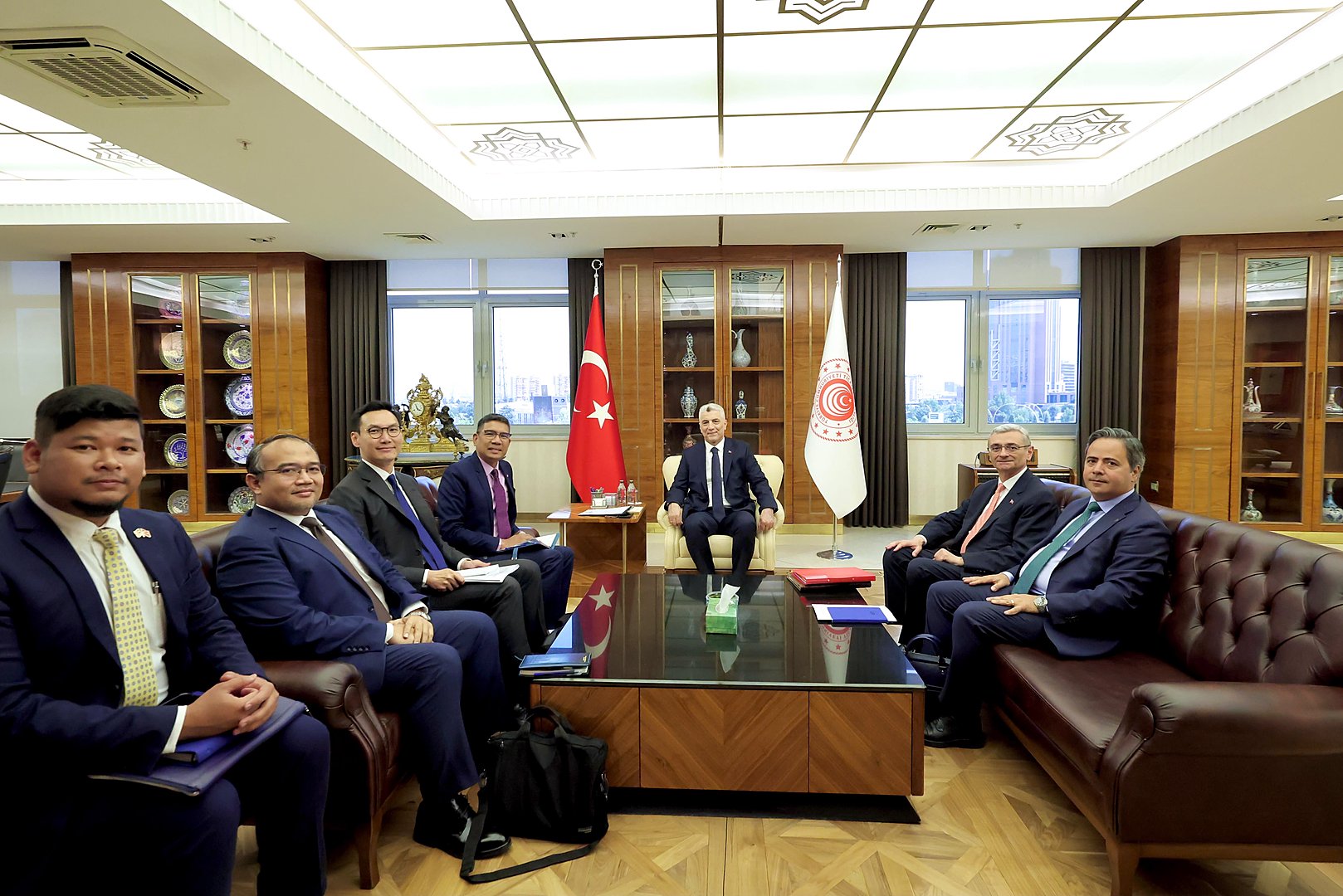 Ticaret Bakanı Ömer Bolat Malezya’nın Ankara Büyükelçisi Shaffieq İle Bir Araya Geldi 1 BAKAN BOLAT MALEZYANIN ANKARA BUYUKELC 1425410 423680