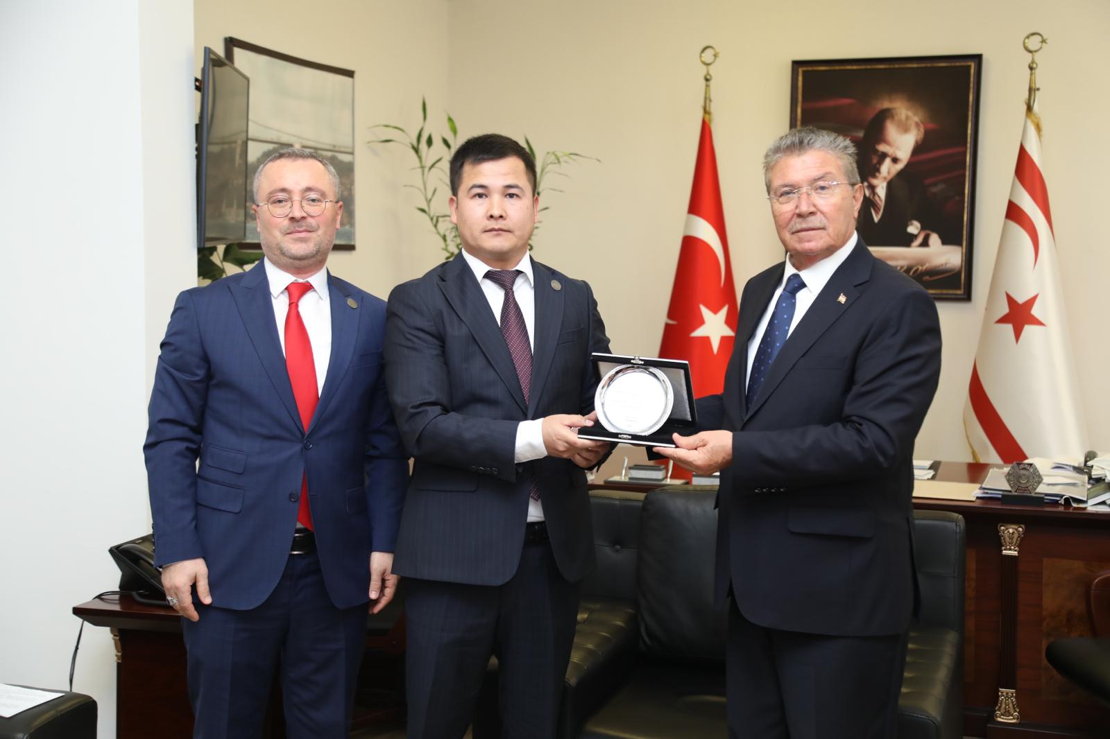 KKTC BASBAKANI USTEL KKTC TURK DUNYASI 1419108 421771