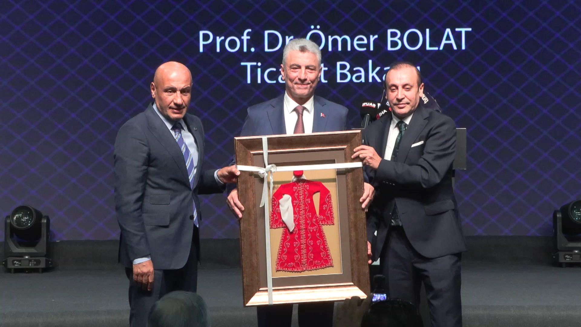 BAKAN BOLAT IHRACAT SU ANDA 400 MILYAR 1464766 435824