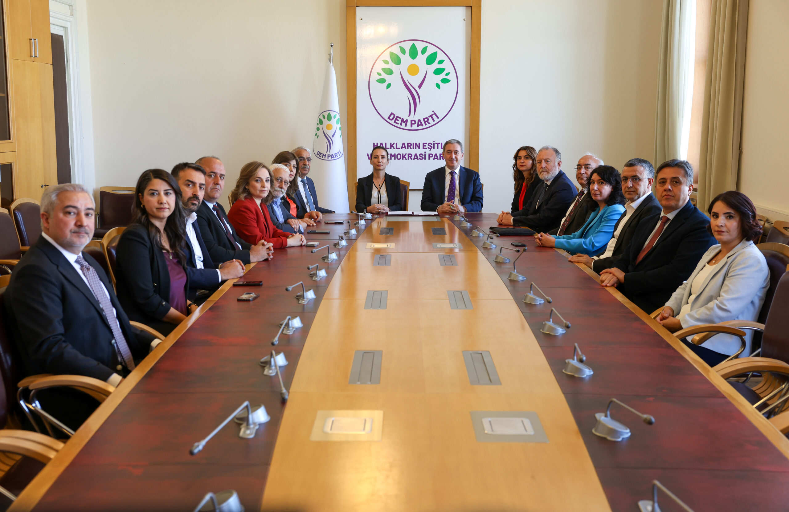 DEM Parti Eş Genel Başkanları ‘Çerçeve Yasa’ Teklifini İmzaladı 1 DEM PARTILI BAKIRHAN VE HATIMOGULLARI 1444119 429509 1 scaled