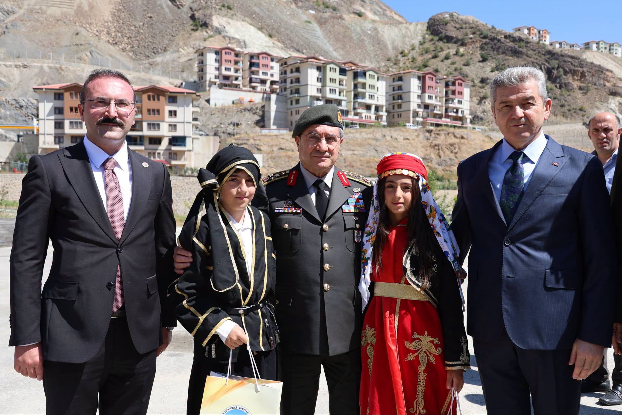 GENELKURMAY BASKANI ORGENERAL BAYRAKTARO 1469157 437153