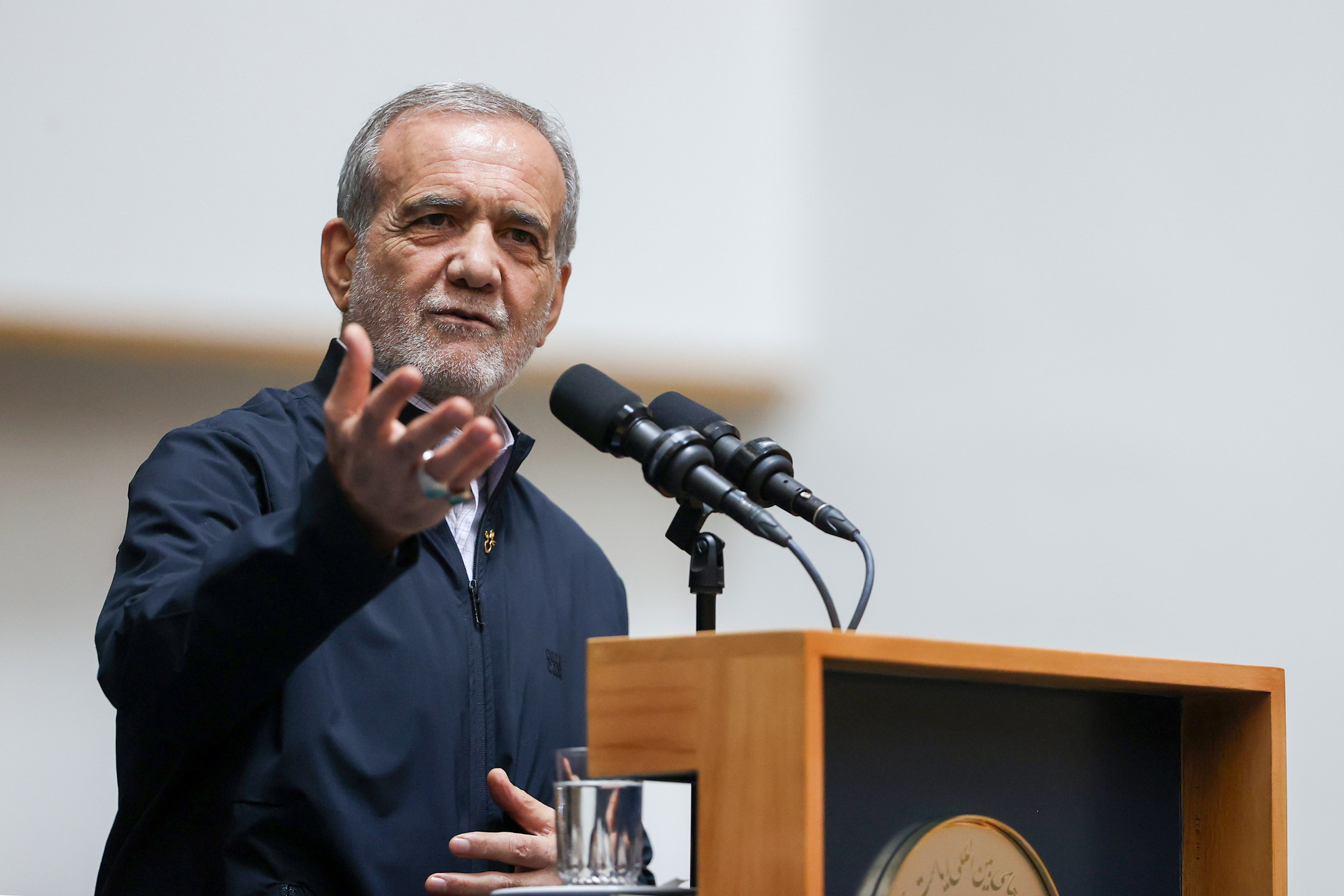 IRAN CUMHURBASKANI PEZESKIYAN GUCLU KON 1468302 436870