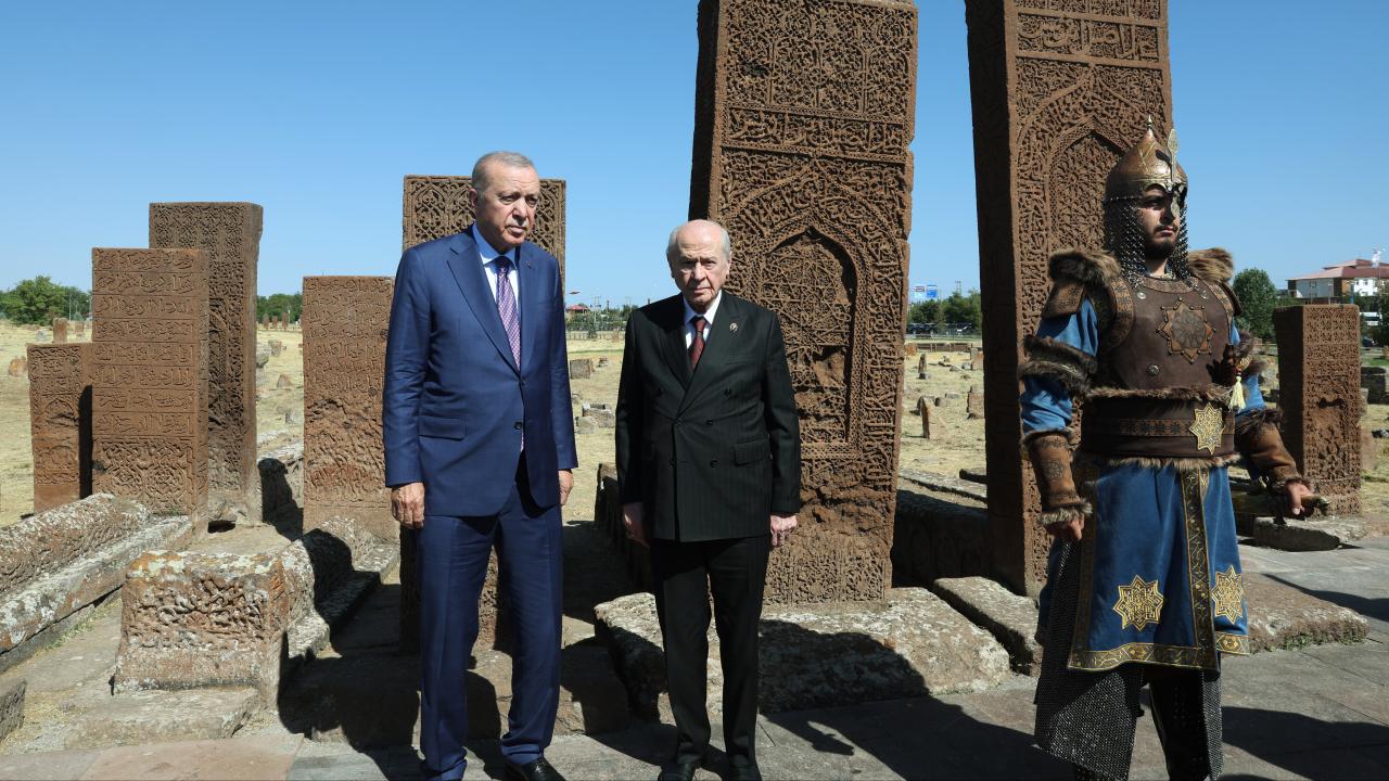 Cumhurbaşkanı Erdoğan Tarihi Selçuklu Meydan Mezarlığı’nı Ziyaret Etti 1 erdogan mezar aa 2484898